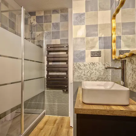 Apartment : T2 Renove A 50m De La Avec Parking - Fr-1-433-127